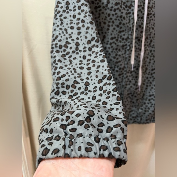 Von zipper leopard women’s jacket size 12 drawstring hood zip up stretchy cuffs - Picture 3 of 9